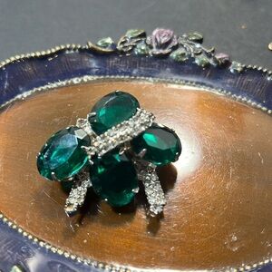 Gorgeous Vintage Emerald Green and Rhinestone Vintage Brooch. WA333